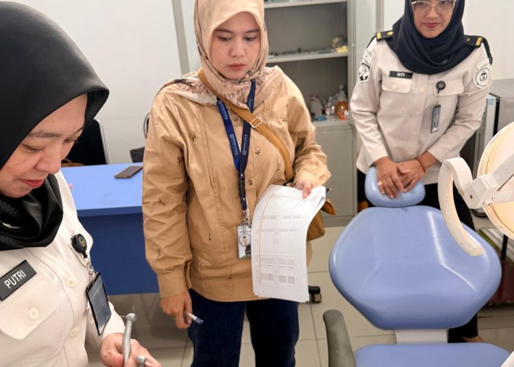 Kepala Bagian Mutu Layanan Faskes BPJS Kesehatan Kota Medan, Rice Handayani (tengah) saat berkunjung ke Klinik Pratama Rawat di Lapas Medan.(Satunusantara news/HO-Lapas Kelas I Medan)