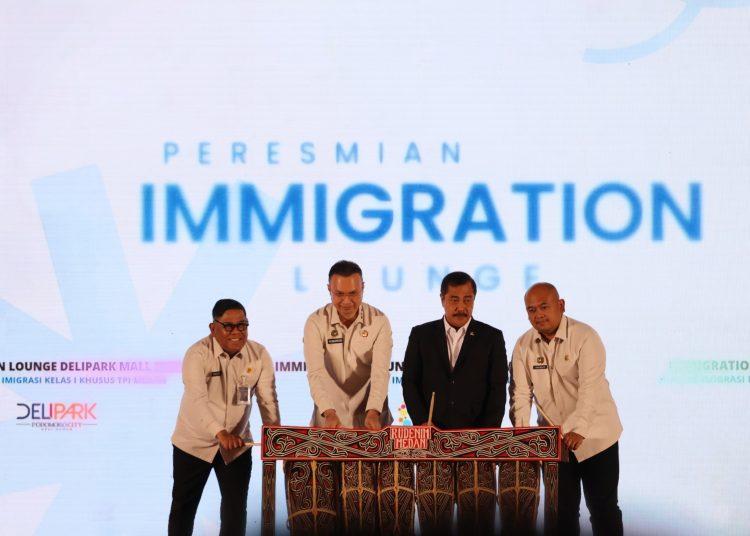 Menteri Imigrasi dan Pemasyarakatan RI Agus Andrianto (dua dari kanan) didampingi Direktur Jenderal Imigrasi Hendarsam Marantoko (dua dari kiri) dan Kepala Kantor Wilayah Direktorat Jenderal Imigrasi Sumatera Utara Parlindungan, (kiri) pada acara penyerahan Sertifikat DBI, pengukuhan PIMPASA dan Peresmian Immigration Lounge, di Medan.(Satunusantara news/HO-Kanwil Imirasi Sumut).
