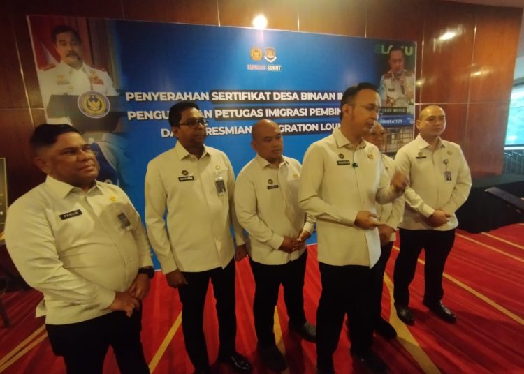 Direktur Jenderal Imigrasi, Hendarsam Marantoko (dua dari kanan) didampingi Kakanwil Ditjen Imigrasi Sumut, Parlindungan (kiri) saat konferensi pers, usai acara penyerahan sertifikat DBI, Pengukuhan PIMPASA dan Peresmian Immigration Launge di Medan.(Satunusantara news/Munawar).