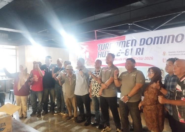 Ketua FWP Sumut, Syaifullah Defaza (lima dari kanan) saat foto bersama dengan para pemenang Turnamen Domino di kantin Gubernur Sumut.(Satunusaantara news/Munawar).