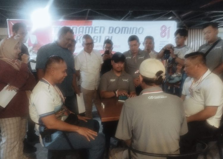 Kadiskominfo Sumut, M.Erwin Harahap (kanan) Kadispora Sumut Mahfullah Pratama Daulay (kiri) Ketua FWP Sumut Syaifullah Defaza (tengah) dan Ketua Panitia Husni Lubis (membelakang) saat mengadakan pertandingan eksibisi pada pembukaan Turnamen Domino di kantin Kantor Gubernur Sumut.(Satunusantara news/Munawar).