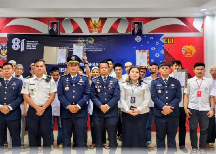 Kepala Rutan Kelas I Labuhan Deli, Eksa Rahnuzulian (tengah) saat foto bersama dengan staf pada HUT ke-81 Kemerdekaan RI.(Satunusantara news/HO-Rutan Labuhan Deli).