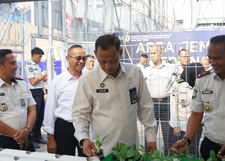 Kakanwil Ditjen Pemasyarakatan Sumut, Jalu Yuswa Panjang (tengah) didampingi Kepala Lapas Kelas I Medan, Fonika Affandi (kanan) saat meresmikan hidropinik di Lapas Medan.(Satunusantara news/HO-Lapas Medan).