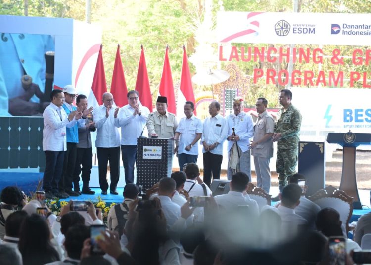 Presiden RI Prabowo Subianto (tengah) didampingi Menteri ESDM Bahlil Lahadalia (lima dari kanan), dan Direktur Utama PLN Darmawan Prasodjo (dua dari kiri) melakukan penekanan tombol dalam Launching dan Grounbreaking Program PLTS 100 GWp di Gilimanuk, Bali.(Satunusantara news/HO-Humas PLN UID Sumut).