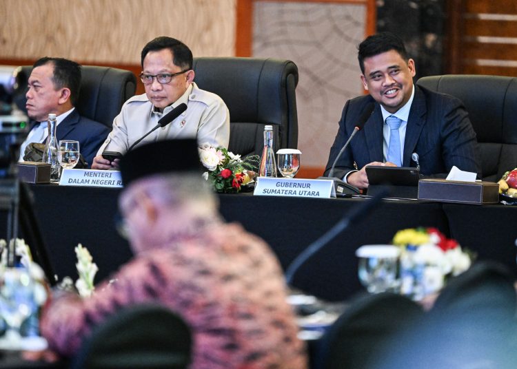 Mendagri Tito Karnavian (kiri) pada rapat koordinasi gubernur se-Sumatera dalam rangkaian IMT-GT di Hotel JW Marriott, Medan.(Satunusantara news/HO-Diskominfo Sumut)