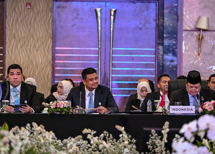Gubernur Sumut, Muhammad Bobby Afif Nasution (tengah) bertindak sebagai Chair of the Chief Ministers' and Governors' Forum (CMGF) pada sesi pelaporan hari terakhir pertemuan di Hotel JW Marriott Medan.(Satunusantara news/HO-Diskominfo Sumut).