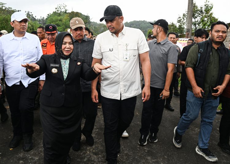 Gubernur Sumut, Muhammad Bobby Afif Nasution (tengah) didampingi Plt Bupati Langkat Tiorita Br Surbakti (dua dari kiri) saat meninjau langsung lokasi jalan longsor di Dusun Pamah Semelir, Desa Telagah, Kabupaten Langkat.(Satunusantara news/HO-Dikominfo Sumut).