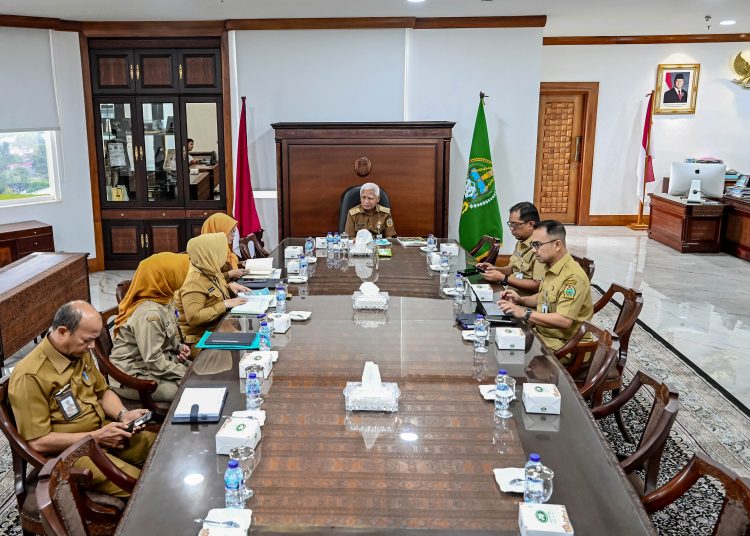 Wagub Sumut,Surya, saat menyaksikan penanadatanganan SKB RBI melalui siaran langsung di Kantor Gubernur Sumut.(Satunusantara news/HO-Diskominfo Sumut).