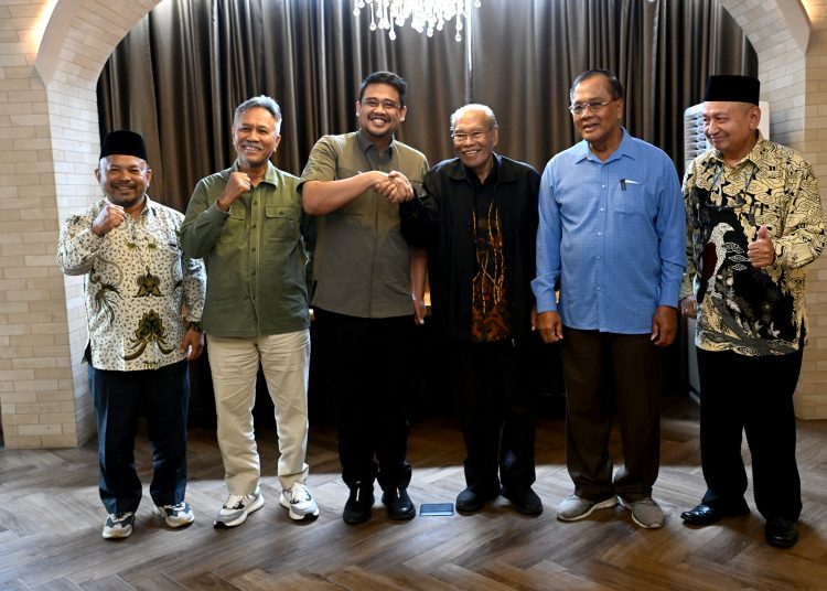 Gubernur Sumut Muhammad Bobby Afif Nasution (nomor tiga dari kiri) saat foto bersama dengan pengurus Ikatan Cendekiawan Karo (ICK) di Mikie Holiday Resort and Hotel, Kabupaten Karo.(Satunusantara news/HO-Diskominfo Sumut).