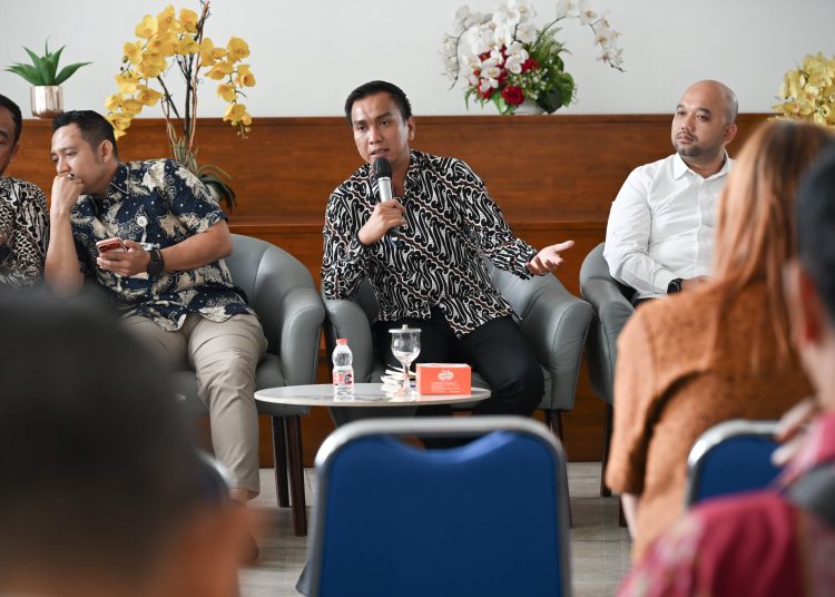 Plt Kepala Biro Adpim Sumut, Reza Prima Kurniawan (tengah) saat konferensi pers di Lobby Dekranasda, Kantor Gubernur Sumut, (Satunusantara news/HO-Diskominfo Sumut).