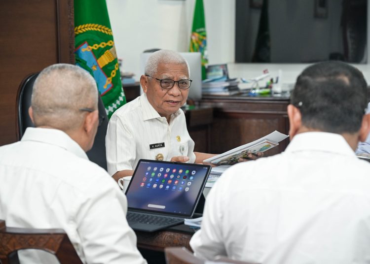 Wagub Sumut Surya (tengah) saat memimpin Rapim Akselerasi Percepatan Target Realisasi Pendapatan Asli Daerah (PAD) Semester II Tahun 2026 di Kantor Gubernur Sumut.(Satunusantara news/HO-Diskominfo Sumut).