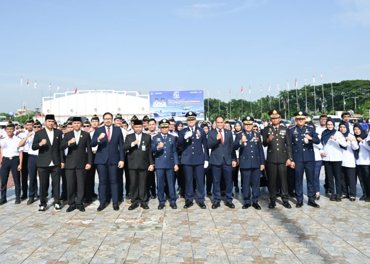 Wagub Sumut, Surya (tengah) saat foto bersama dengan peserta upacara Hari Perhubungan Nasional 2026 di Lapangan Astaka, Kabupaten Deliserdang.(Satunusantara news/HO-Diskominfo Sumut)