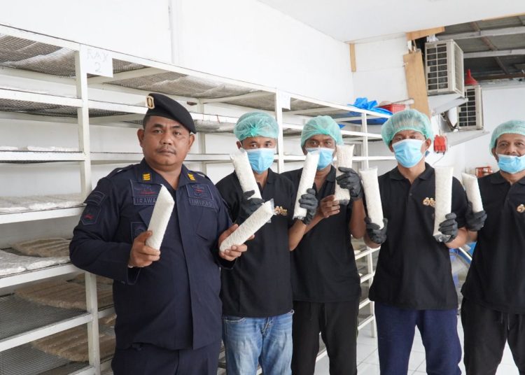Pegawai Rutan Kelas I Medan, saat memperlihatkan tempe buatan warga binaan pemasyarakatan  Rutan Medan.(Satunusanara news/HO-Rutan Medan).