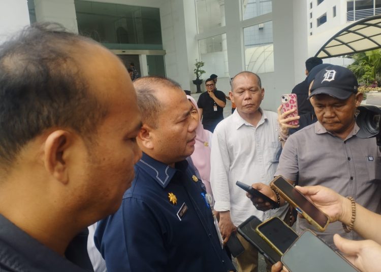 Penjabat Sekdaprov Sumut Timur Tumanggor (dua dari kiri) saat diwawancarai wartawan, usai pelepasan pengiriman bantuan untuk korban bencana gempa di Provinsi NTT di Kantor Gubernur Sumut.(Satunusantara news/Munawar).