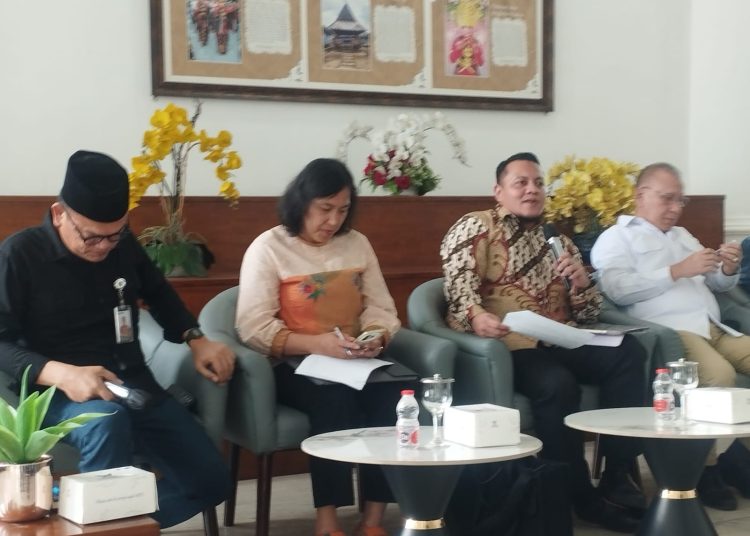 Mewakili Panitia Forum IMT-GT, Asisten Deputi Kerja Sama Ekonomi Regional Kementerian Koordinator Bidang Perekonomian, Sonny A. Soekoer (dua dari kanan) saat temu pers di Lobby Dekranasda Sumut, Kantor Gubernur Sumut, Medan.(Satunusantara news/Munawar)