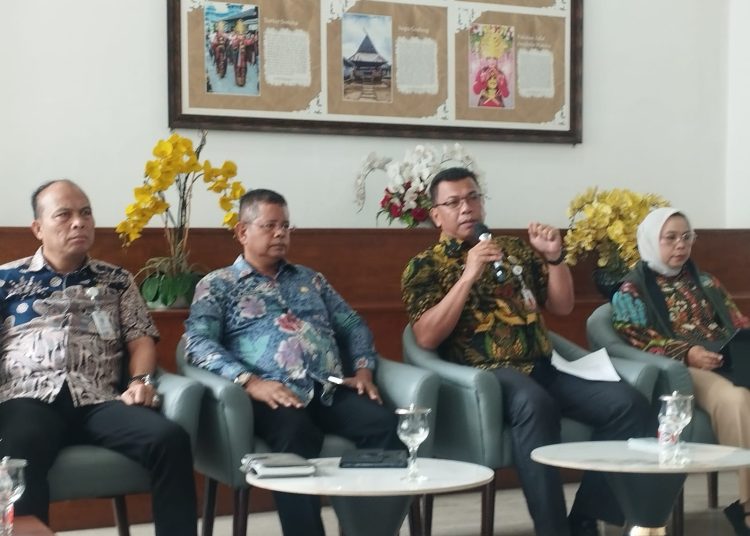 Kepala Badan Penanggulangan Bencana Daerah (BPBD) Provinsi Sumut Tuahta Ramajaya Saragih, (dua dari kanan) saat temu pers  di Lobby Dekranasda, Kantor Gubernur Sumut.(Satunusantara news/Munawar).