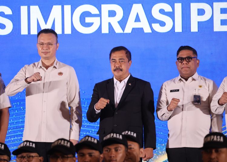 Kakanwil Ditjen Imigrasi Sumut, Dr.Parlindungan (kanan) saat mendampingi Menteri Imigrasi dan Pemasyarakatan RI, Agus Andrianto tengah) dan Dirjen Imigrasi, Hendarsam Marantoko (kiri) pada acara peresmian 171 Desa Binaan Imigrasi dan pembentukan 53 Petugas Imigrasi Pembina Desa (PIMPASA) di Medan belum lama ini.(Satunusantara news/HO-Kanwil Imigrasi Sumut).