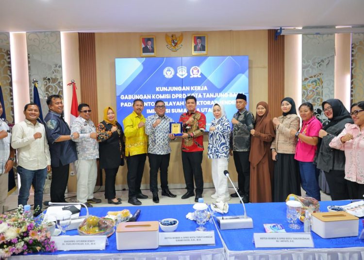 Kakanwil Ditjen Imigrasi Sumut, Dr.Parlindungan (nomor tujuh dari kiri) saat menyerahkan cendramata kepada Ketua Komisi A DPRD Kota Tanjung Balai, Ilham Fauzi (sembilan dari kanan) di Kantor Imigrasi Kelas I Khusus TPI Medan.(Satunusantara news/HO-Kanwil Imigrasi Sumut).