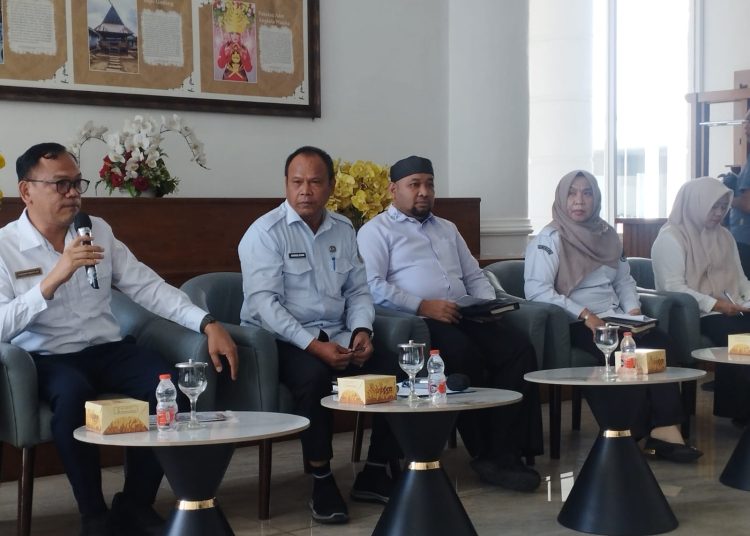 Analis Kebijakan Ahli Muda Biro Kesra Setdaprov Sumut, Syahrial Effendi Pane (dua dari kiri) saat konferensi pers di Lobby Dekranasda, Kantor Gubernur Sumut.(Satunusantara news/Munawar).