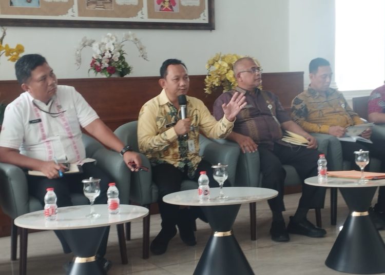 Sekretaris Dinas Perindustrian, Perdagangan, Energi dan Sumber Daya Mineral (Disperindag ESDM) Sumut Yosi Sukmono (dua dari kiri) saat konferensi pers di Kantor Gubernur Sumut, Meda.(Satunusantara news/Munawar).