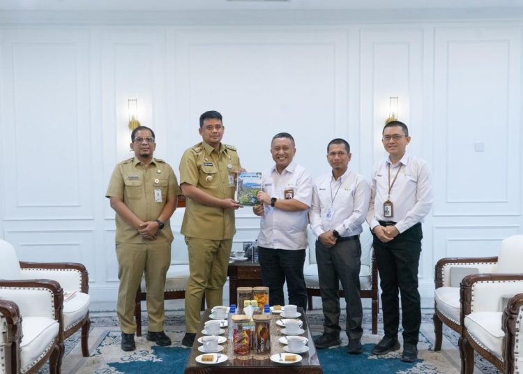 General Manajer PLN UID Sumit, Rizky Mochamad (tiga dari kanan) saat menyerahkan buku Roadmap Listrik Desa kepada Gubernur Sumut Muhammad Bobby Afif Nasution (dua dari kiri) di kantor Gubernur Sumut.(Satunusantara news/HO-Humas PLN UID Sumut).