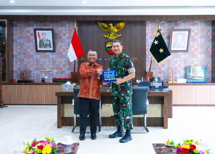 General Manajer PLN UID Sumut, Rizky Mochamad (kiri) saat menyerahkan plakat kepada Pangdam I/Bukit Barisan Mayjen TNI Hendy Antariksa (kanan) di Makodam I/Bukit Barisan.(Satunusantara news/HO-Humas PLN UID Sumut).