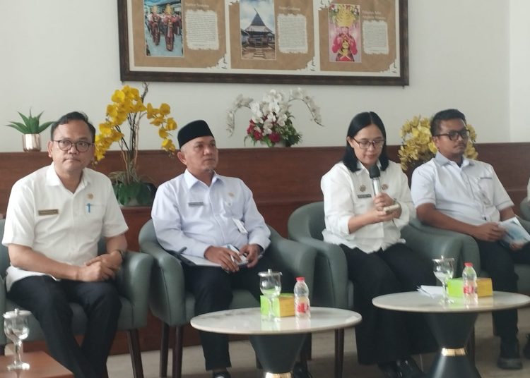 Sekretaris Dinas Pendidikan Provinsi Sumut, Terang Dewi Susanti Ujung (dua dari kanan) saat temu pers di Anjungan Dekranasda Sumut, Kantor Gubernur Sumut.(Satunusantara news/Munawar).