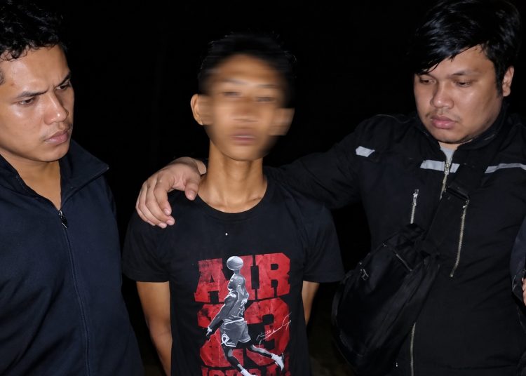 Polres Pelabuhan Belawan mengamankan remaja BA (tengah) diduga terlibat dalam kelompok geng motor di wilayah Martubung.(Satunusantara news/Humas Polda Sumut).