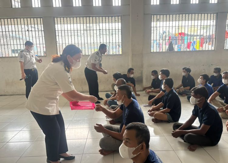 Tim medis dan jajaran Seksi Perawatan Lapas Kelas I Medan, saat menggelar kegiatan Penyuluhan Kesehatan tentang pencegahan penyakit menular ISPA serta sosialisasi pemindahan kepesertaan BPJS di Blok T3L1, Lapas Medan.(Satunusantara news/HO-Lapas Medan).
