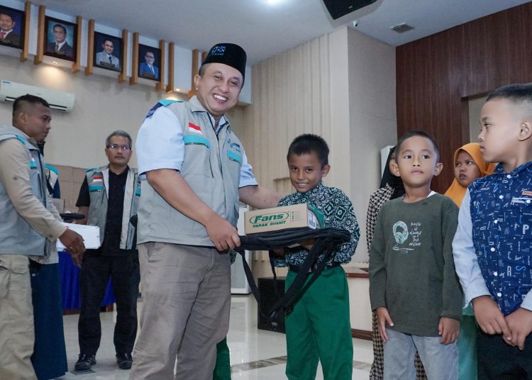 General Manajer PLN UID Sumatera Utara, Riky Mochamad (tengah) saat memberikan santuna kepada anak Yatim di Aula Astakona Kantor PLN UID Sumut di Medan.(Satunusantara news/HO-Humas PLN UID Sumut).