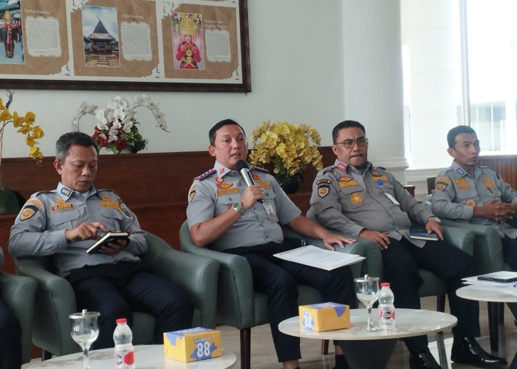 Kepala Dinas Perhubungan Sumut, Yuda Pratiwi Setiawan (dua dari kiri) saat konferensi pers di lobi Dekranasda, Kantor Gubernur Sumut,(Satunusantara news/Munawar)