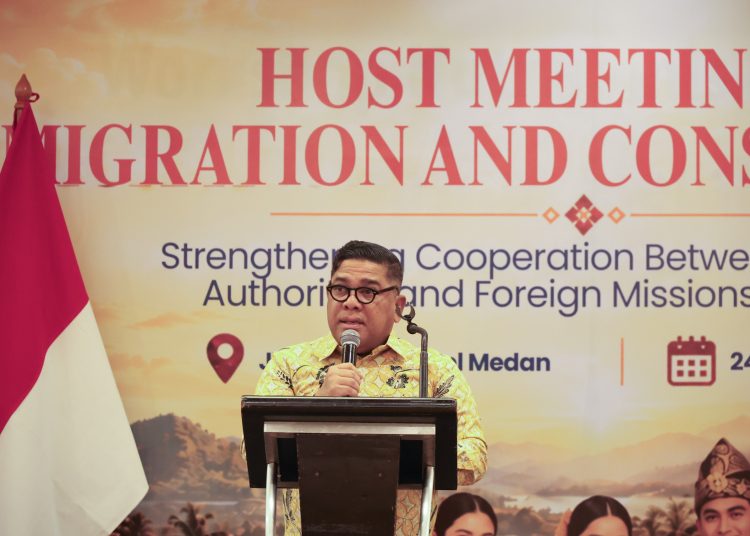 Kakanwil Ditjen Imigrasi Sumut,  Dr. Parlindungan, saat 
membuka Rakor dengan Perwakilan Asing di Medan.(Satunusantara news/HO-Kanwil Imigrasi Sumut).