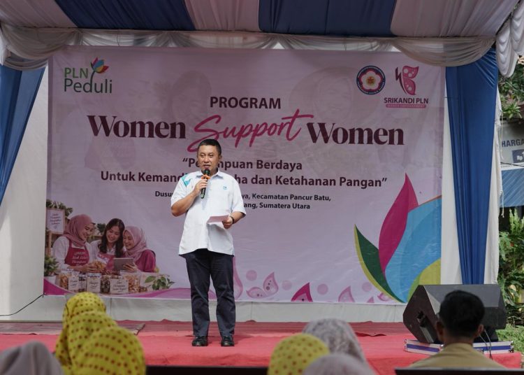 General Manajer PLN UID Sumut, Riky Mochamad, saat menyampaikan sambutan pada Program Women Support Women di Desa Suka Raya, Kecamatan Pancur Batu, Kabupate Deliserdang.(Satunusantara news/HO-Humas PLN UID Sumut).