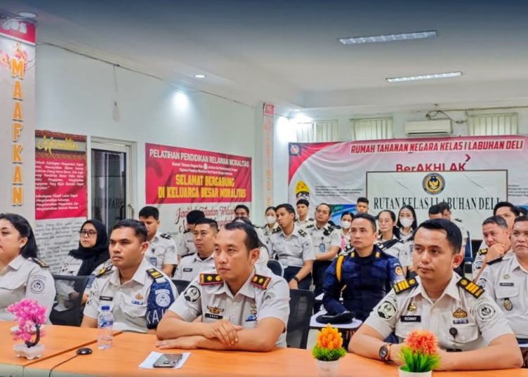 Rutan Kelas I Labuhan Deli, saat mengikuti kegiatan pengarahan Direktur Jenderal Pemasyarakatan bersama jajaran pemasyarakatan seluruh Indonesia secara virtual melalui Zoom Meeting, di Aula Lantai II Ruang Moralitas Rutan Labuhan Del. (Satunusantara news/HO-Rutan Labuhan Deli).