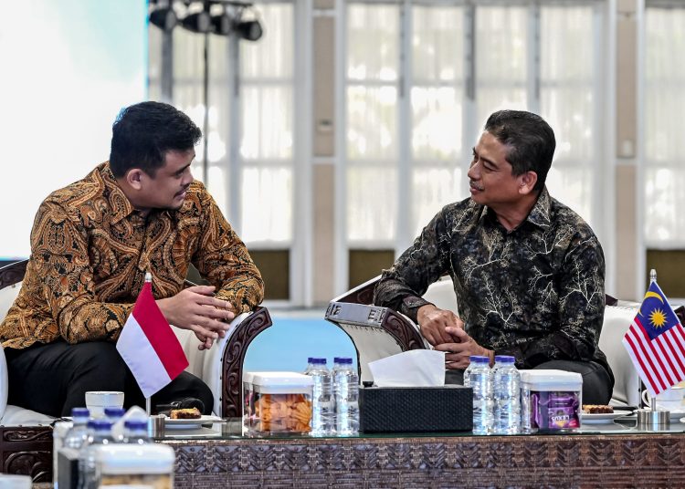 Gubernur Sumut Muhammad Boby Afif Nasution (kiri) saat menerima Duta Besar Malaysia untuk Indonesia , Dato'Muafar Shah Mustafa (kanan) di Aula Tengku Rijal Nurdin Medan.(Satunusantara news/HO-Diskominfo Sumut).