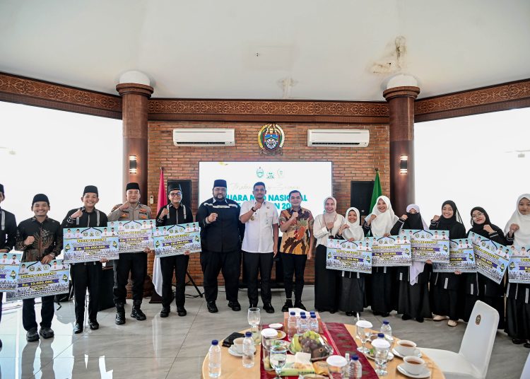 Gubernur Sumut, Muhammad Bobby Afif Nasution (tengah) saat foto bersama dengan para kafilah MTQ Nasional ke-31 di Anjungan Lantai 9, Kantor Gubernur Sumut. (Satunusantara news/HO-Diskominfo Sumut).