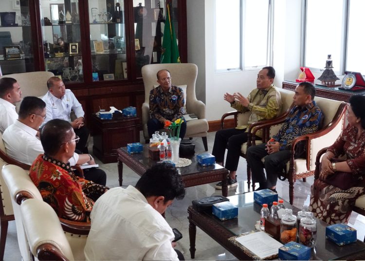 Pj Sekdaprov Sumut, Timur Tumanggor (tengah) saat menerima audiensi pengurus ABP-PTSI Wilayah Sumut di ruang kerjanya, Kantor Gubernur Sumut.(Satunusantara news/HO-Diskominfo Sumut).