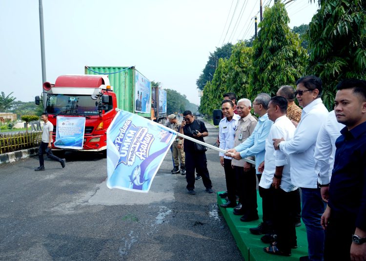 Wakil Gubernur Sumut,  Surya bersama Menko Bidang Pangan Zulkifli Hasan, saat melepas ekspor perdana 40 ton terasi udang rebon    dari Kabupaten Ashana ke Thailand. (Satunusantara news/HO-Diskominfo Sumut)