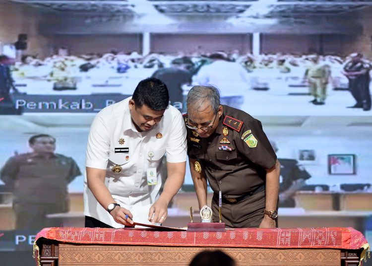 Gubernur Sumut Muhammad Bobby Afif Nasution (kiri) bersama Kepala Kejati Sumut, Muhibuddin (kanan) saat menandatangani nota kesepahan di kantor Gubernur Sumut.(Satunusantara news/HO-Diskominfo Sumut).