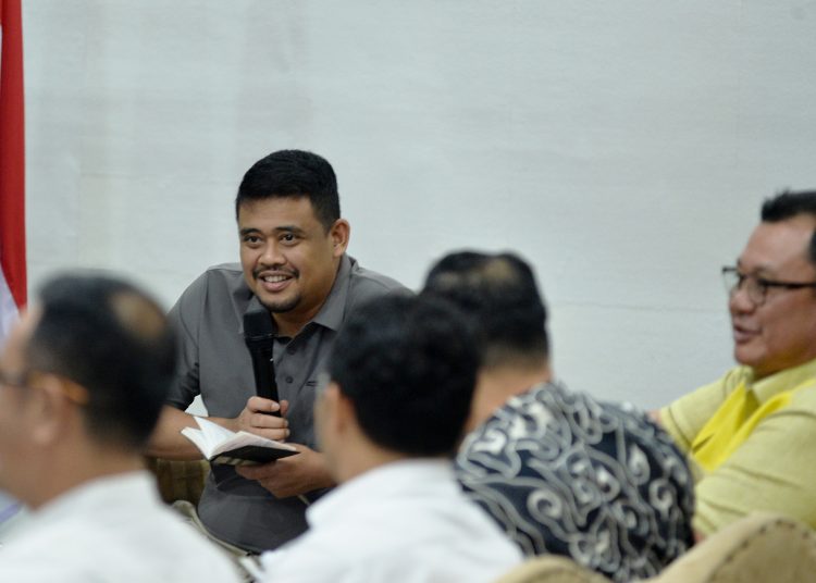 Gubernur Sumut, Muhammad Bobby Afif Nasution (tengah)  saat memberikan sejumlah catatan evaluasi terhadap proposal pembangunan Kampung Kreatif Nou Berkah yang dipaparkan Wali kota Gunungsitoli Sowa’a Laoli, di kediaman sementara Gubernur Sumut, Kota Gunungsitoli.(Satunusantara news/HO-Diskominfo Sumut).