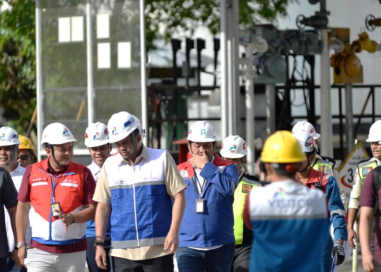 Gubernur Sumut, Muhammad Bobby Afif Nasution (tiga dari kiri) saat kata meninjau langsung Fuel Terminal PT Pertamina Patra Niaga Gunungsitoli di Desa Humene, Kecamatan Gunungsitoli Idanoi.(Satunusantara news/HO-Diskominfo Sumut)