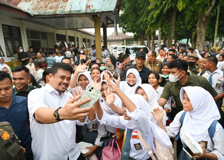 Gubernur Sumut, Muhammad Bobby Afif Nasution (kiri) saat meluncurkan 33unit bus perintis gratis bagi pelajar di lima kabupaten se-Sumut di SMA Negeri 1 Pulau Rakyat, Kabupaten Asahan.(Satunusantara news/HO-Diskominfo Sumut).