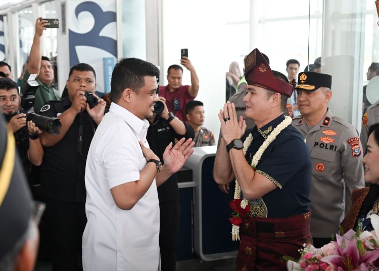 Gubernur Sumut, Muhammad Bobby Afif Nasution (kiri) saat menyamnut Kapolda Sumut yang baru Irjen Pol  Sonny Irawan di Gate 12 Pintu Kedatangan Bandara Internasional Kualanamu, Kabupaten Deliserdang.(Satunusantara news/HO-Diskominfo Sumut).
