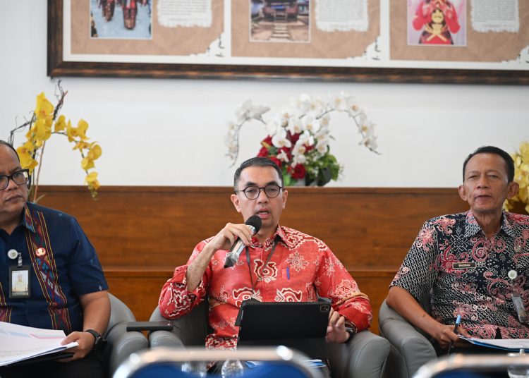 Kepala Biro Administrasi Pembangunan Sekdaprov Sumut, Faissal Arif Nasution (tengah) saat konferensi pers di Lobby DekranasdaKantor Gubernur Sumut.(Satunusntara new/HO-Diskominfo Sumut).