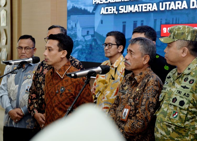 Deputi Bidang Organisasi Pembangunan Perumahan dan Sarana dan Prasaran Permukiman Kementerian Koordinator Bidang Infrastruktur  dan Kewilayahan, Ronny Ariuly Hutahayan (kiri) pada Konferensi Pers di Kantor Gubernur Sumut.(Satunusantara news/HO-Diskominfo Sumut).