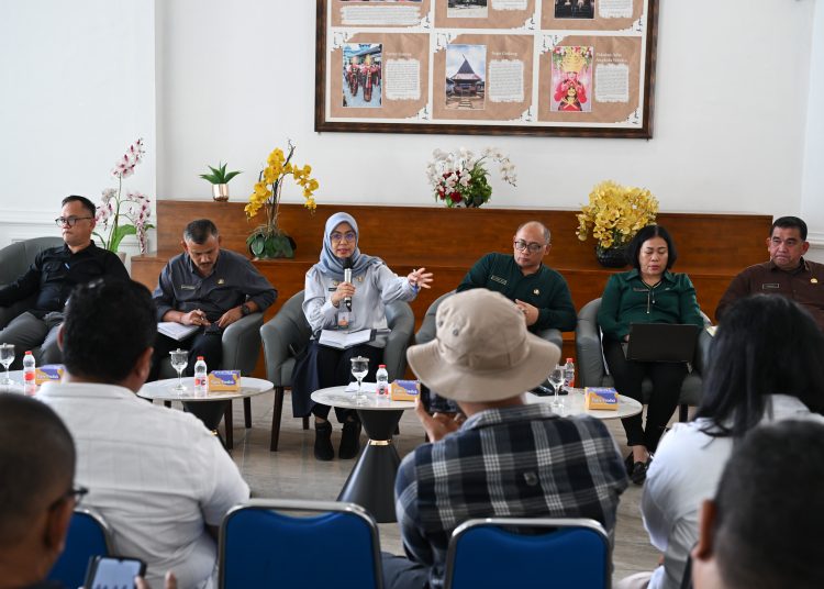 Kepala DPMPTSP Sumut Nurbaiti Harahap (tengah) saat konferensi pers di Lobby Dekranasda Sumut.(Satunusantara news/HO-Diskominfo Sumut).