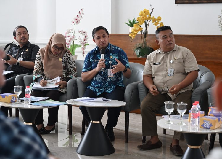 Kepala Dinas Sosial Sumut, Ady Putra (dua dari kanan) tengah)  saat temu pers di Lobby Dekranasda Sumut, Kantor Gubernur.(Satunusantaranews/HO-Diskominfo Sumut).