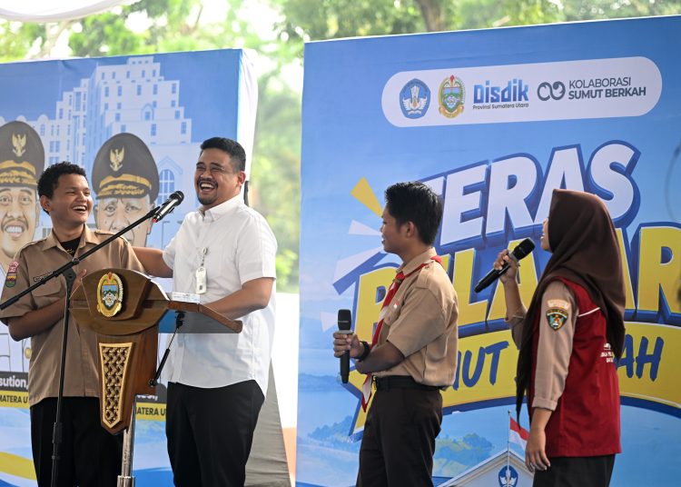 Gubernur Sumut Muhammad Bobby Afif Nasution (kemeja putih) saat meluncurkan program Teras Pelajar Sumut Berkah sebagai wadah kreativitas, ekspresi, dan pengembangan potensi siswa SMA sederajat di Sumut.(Satunusantara news/HO-Diskominfo Sumut).