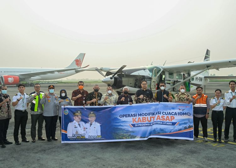 Wagub Sumut, Surya (tengah) pada acara pelepasan pesawat jenis Cessna (Capung)di Terminal Kargo Bandara Internasional Kualanamu, Deliserdang(Satunusantara news/HO-Diskominfo Sumut).