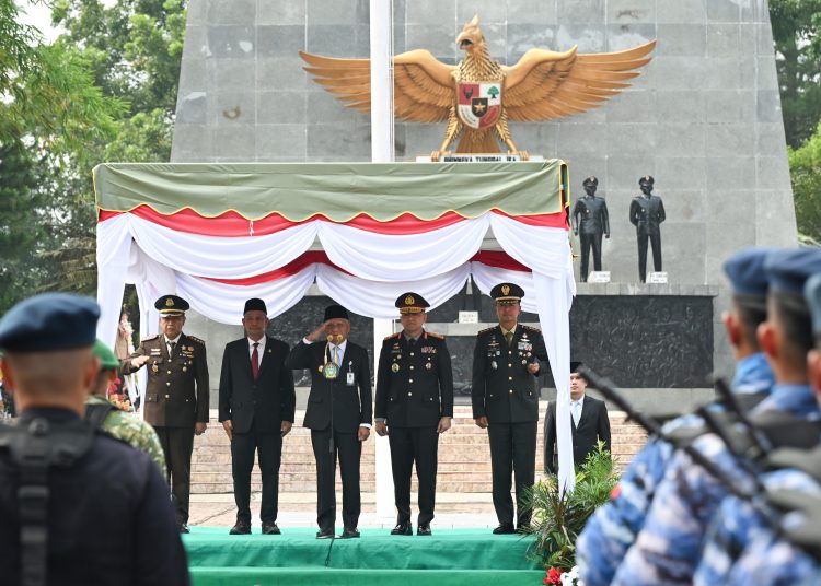 Wagub Sumut, Surya (tengah) pada upacara peringatan Hari Kesaktian Pancasila Tahun 2026 di Tugu Letda Sujono, kawasan Bandar Betsy, Kecamatan Bandar Huluan, Kabupaten Simalungun.(Satunusantara news/HO-Diskominfo Sumut).